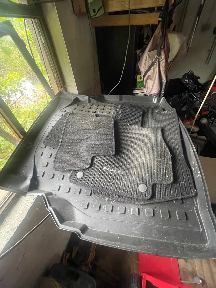 Mercedes boot cover and matts - Image 1