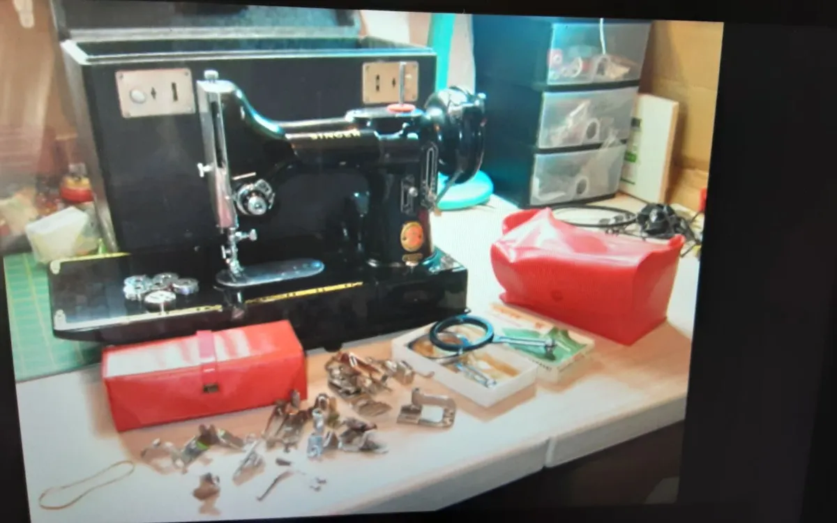 SINGER SEWING MACHINE 222K - Image 3
