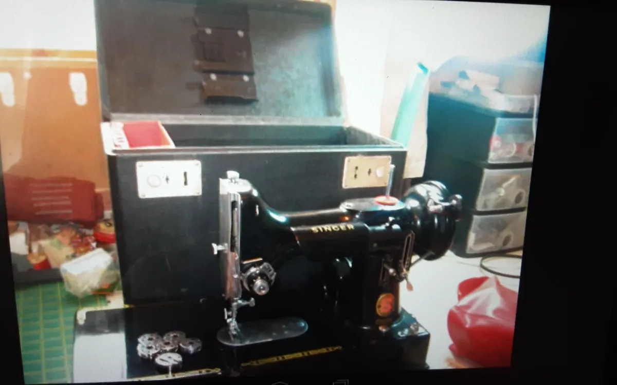 SINGER SEWING MACHINE 222K - Image 4