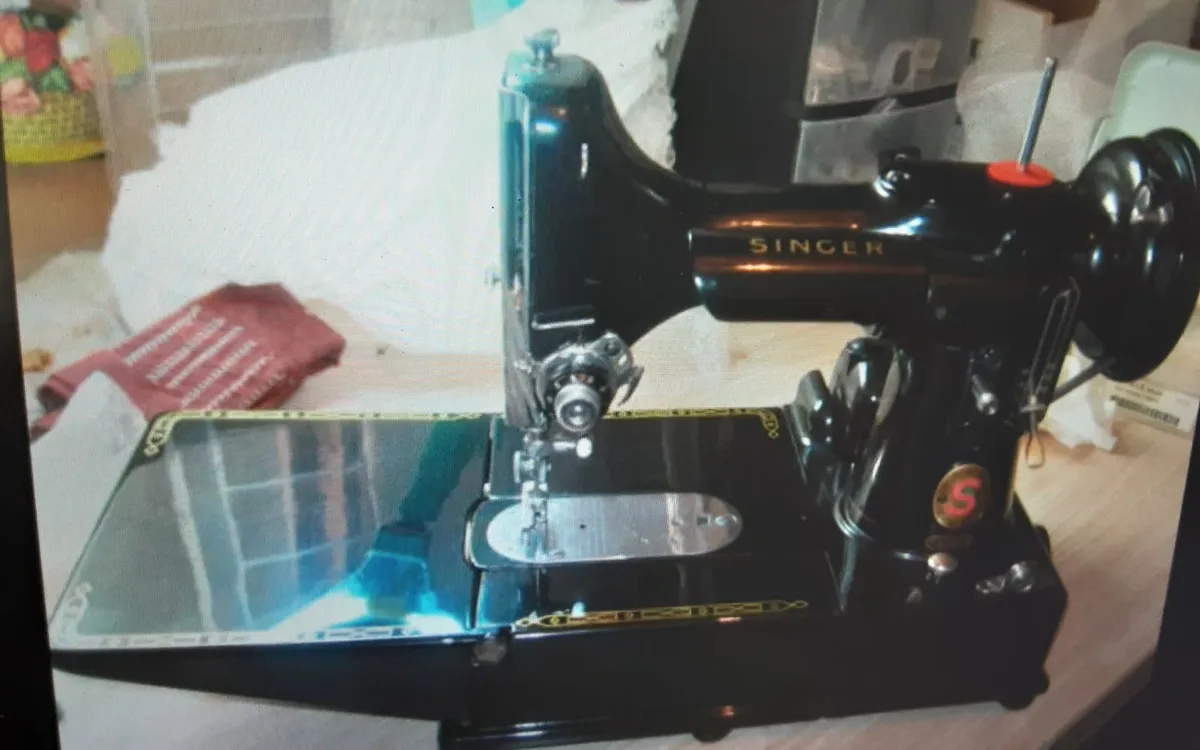 SINGER SEWING MACHINE 222K - Image 1
