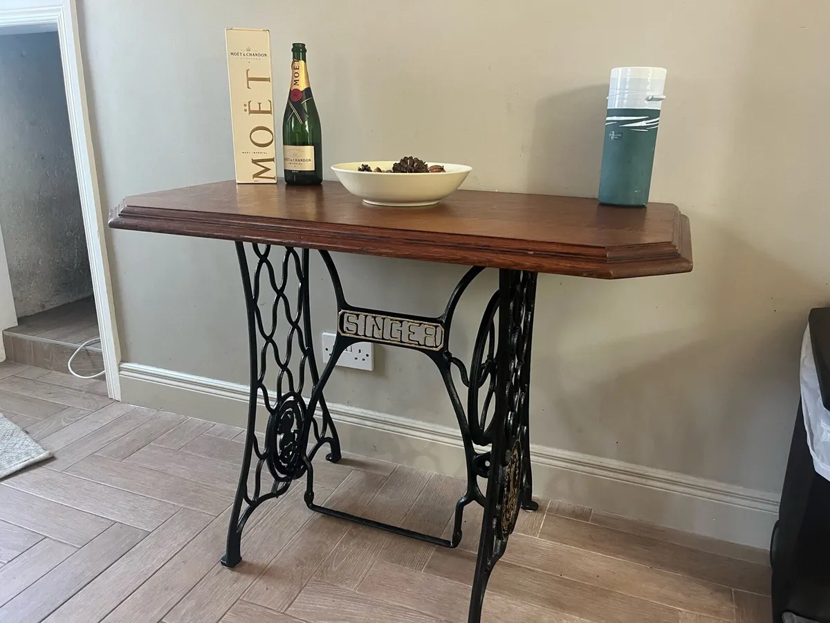 Singer sewing table - Image 1