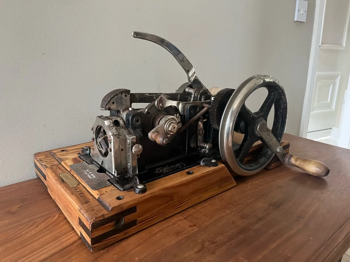 Frobana sewing machine - Image 1