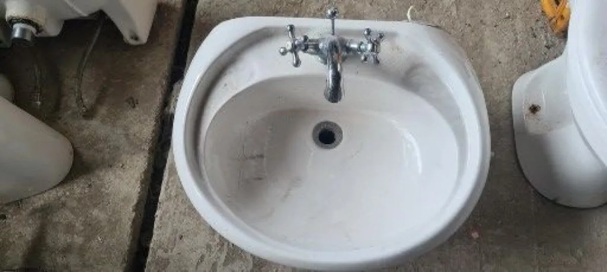 Selection of toilets and sinks with pedestals - Image 1