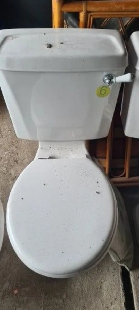 Selection of toilets and sinks with pedestals - Image 2