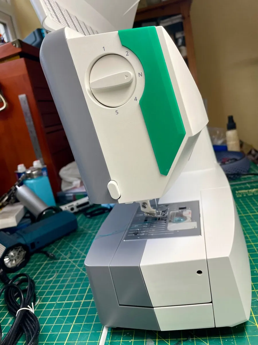 Huskvarna Viking Jade 20 SEWING Machine - As New - Image 2