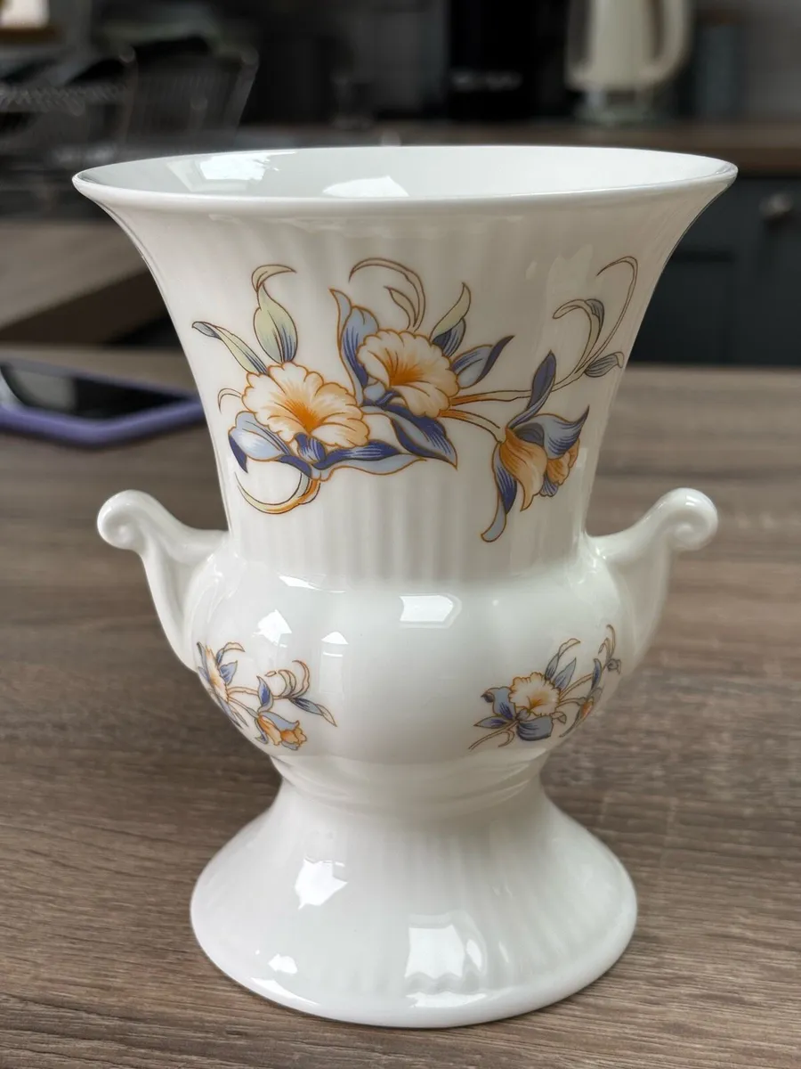 Aynsley vase - Image 1