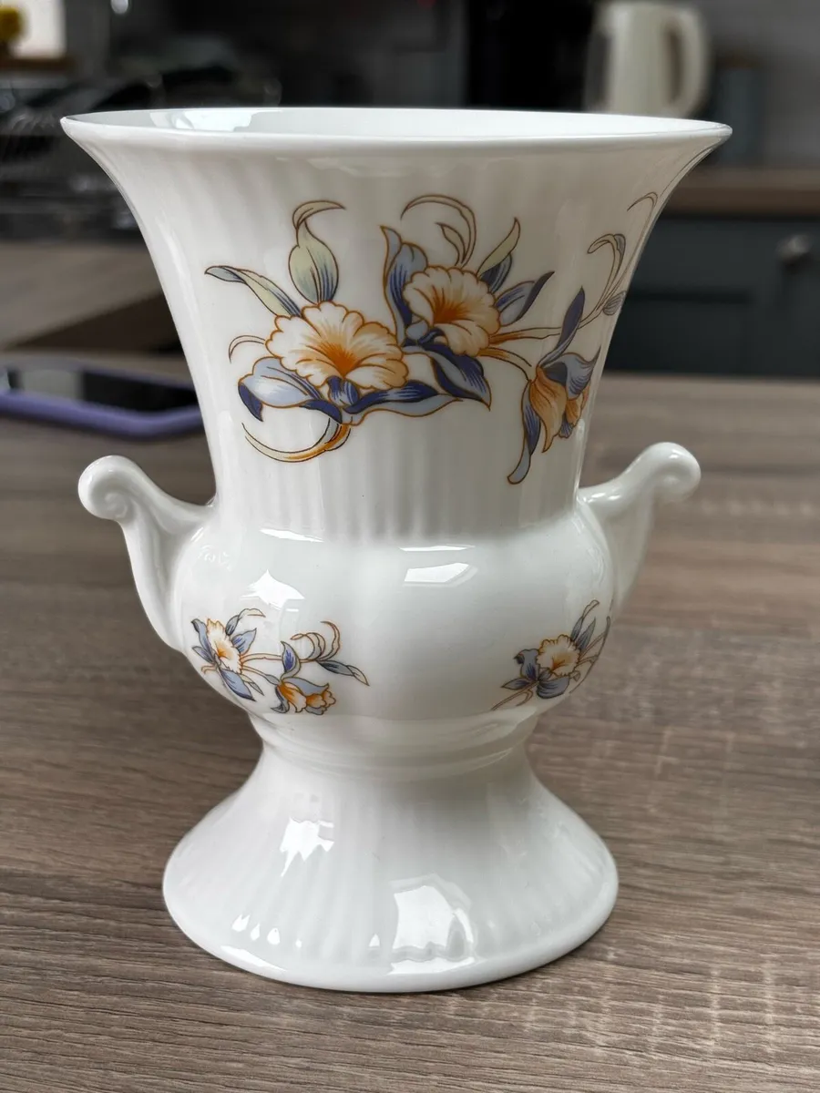 Aynsley vase - Image 2