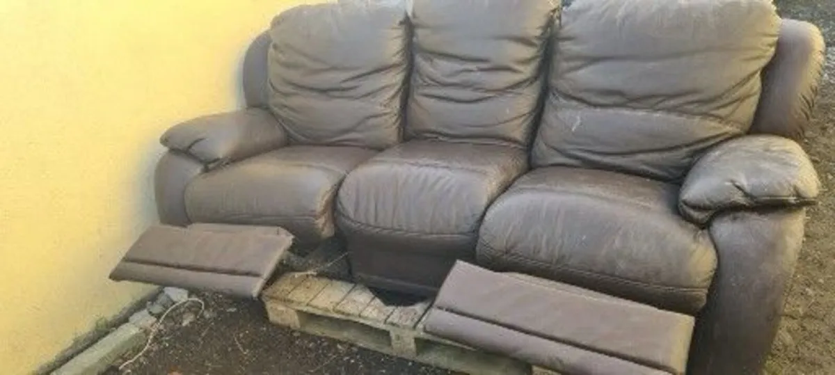 3 seated leather couch with reclining seats - Image 2