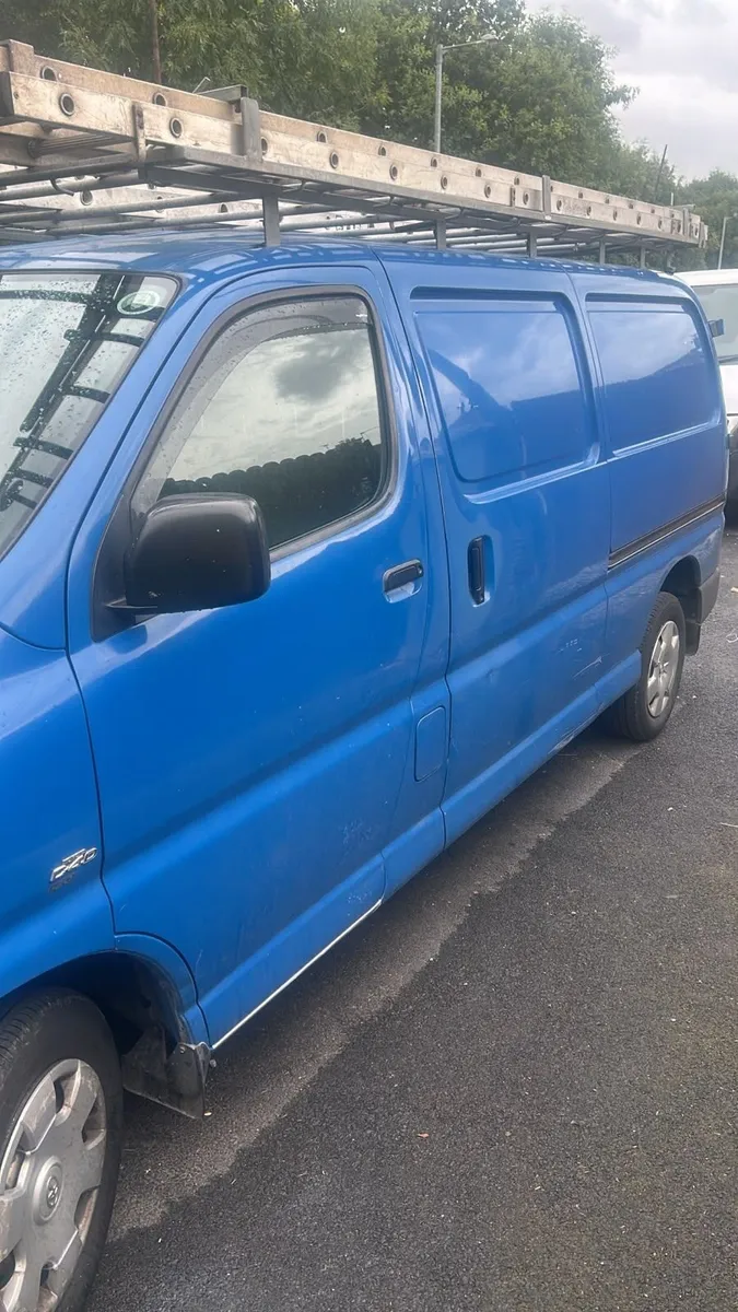 Toyota HiAce 2011 - Image 2