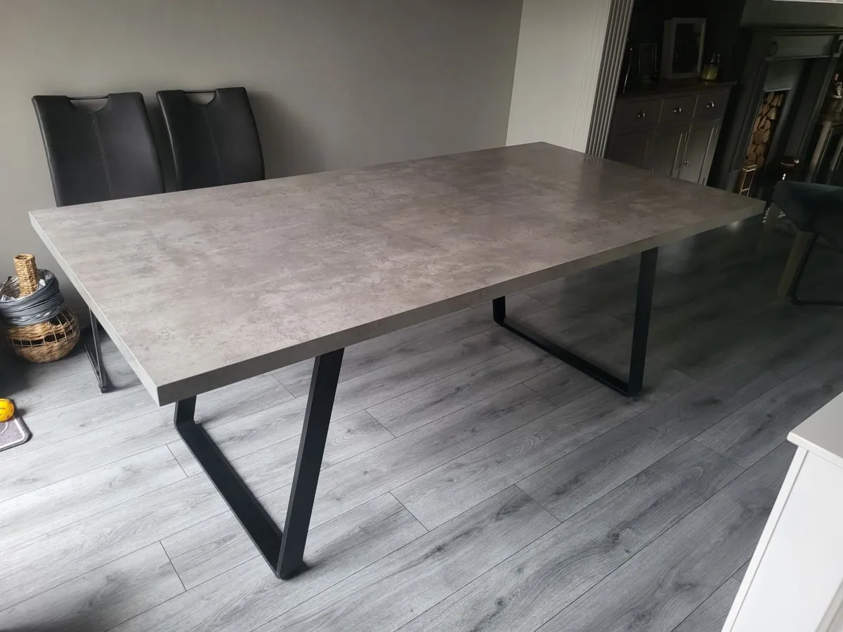 Dining table - Image 1