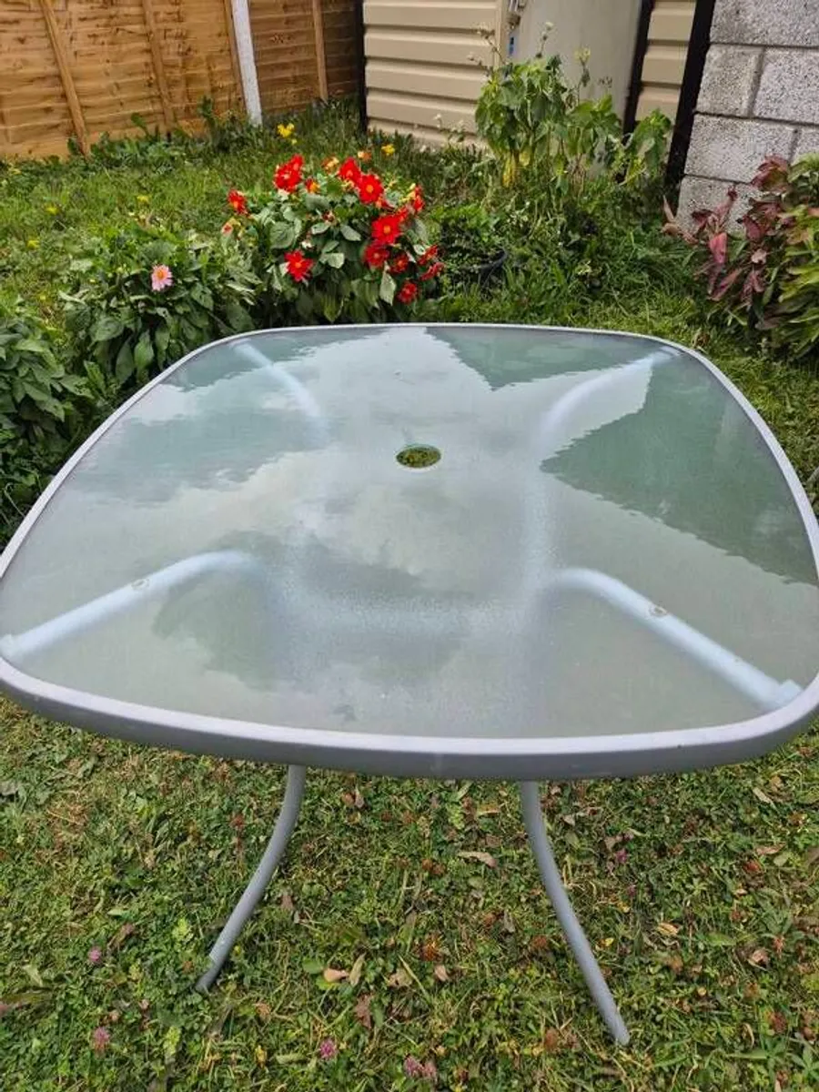 Garden table and chairs - Image 1