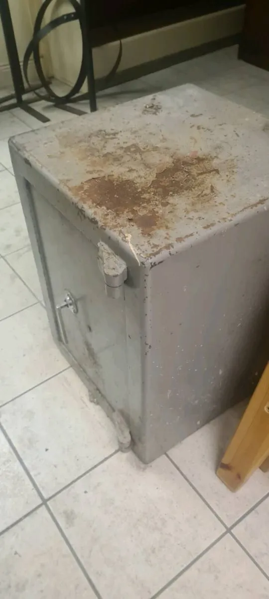 A safe for sale - Image 4