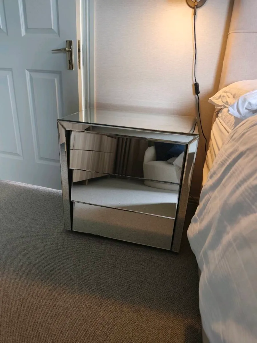 Mirrored chest of drawers - Image 1