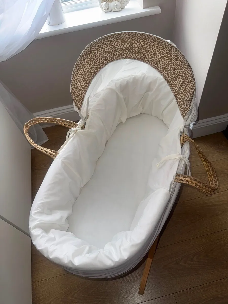 Moses Basket with Rocking Stand & Mattres - Image 3