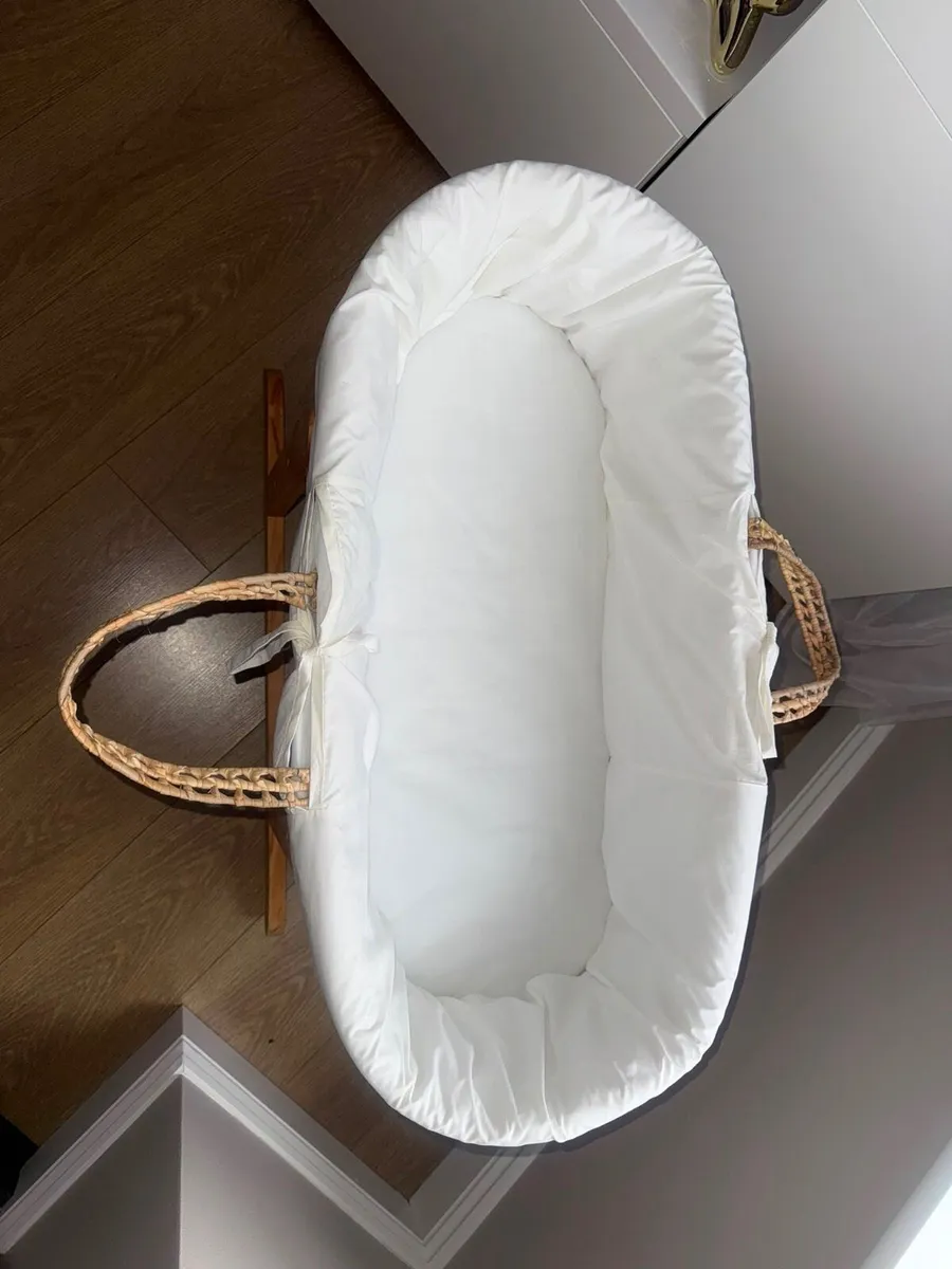 Moses Basket with Rocking Stand & Mattres - Image 4