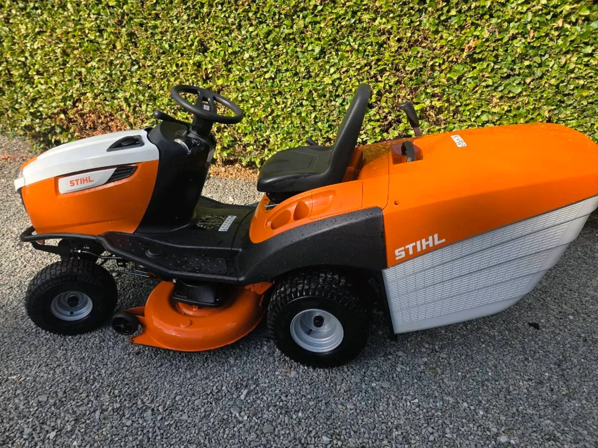 Ride on lawnmower - Image 1