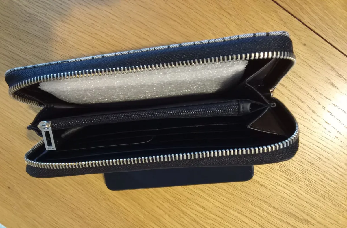 (New)  Guess Brand Ladies Purse / Wallet. - Image 3