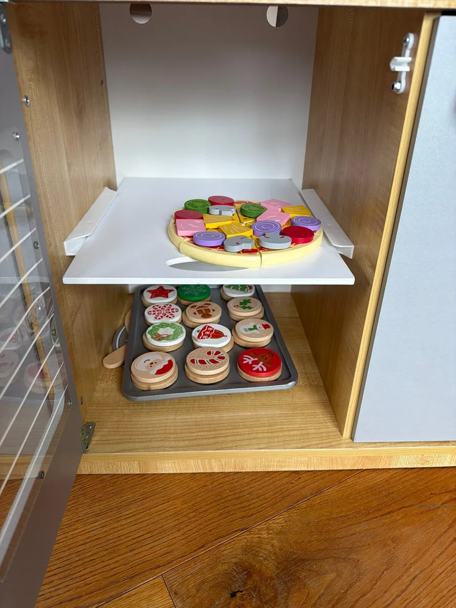 Kidcraft play kitchen - Image 3