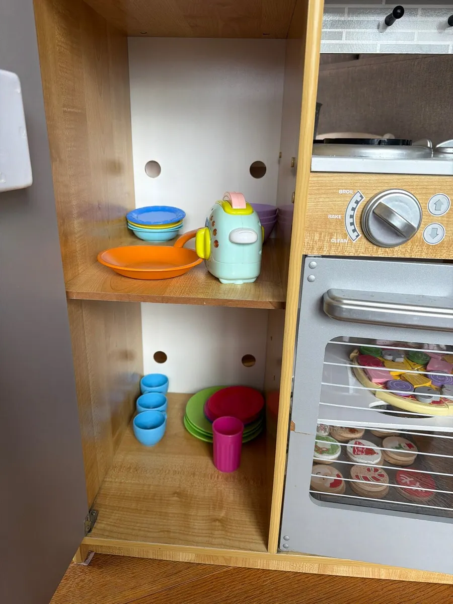 Kidcraft play kitchen - Image 4