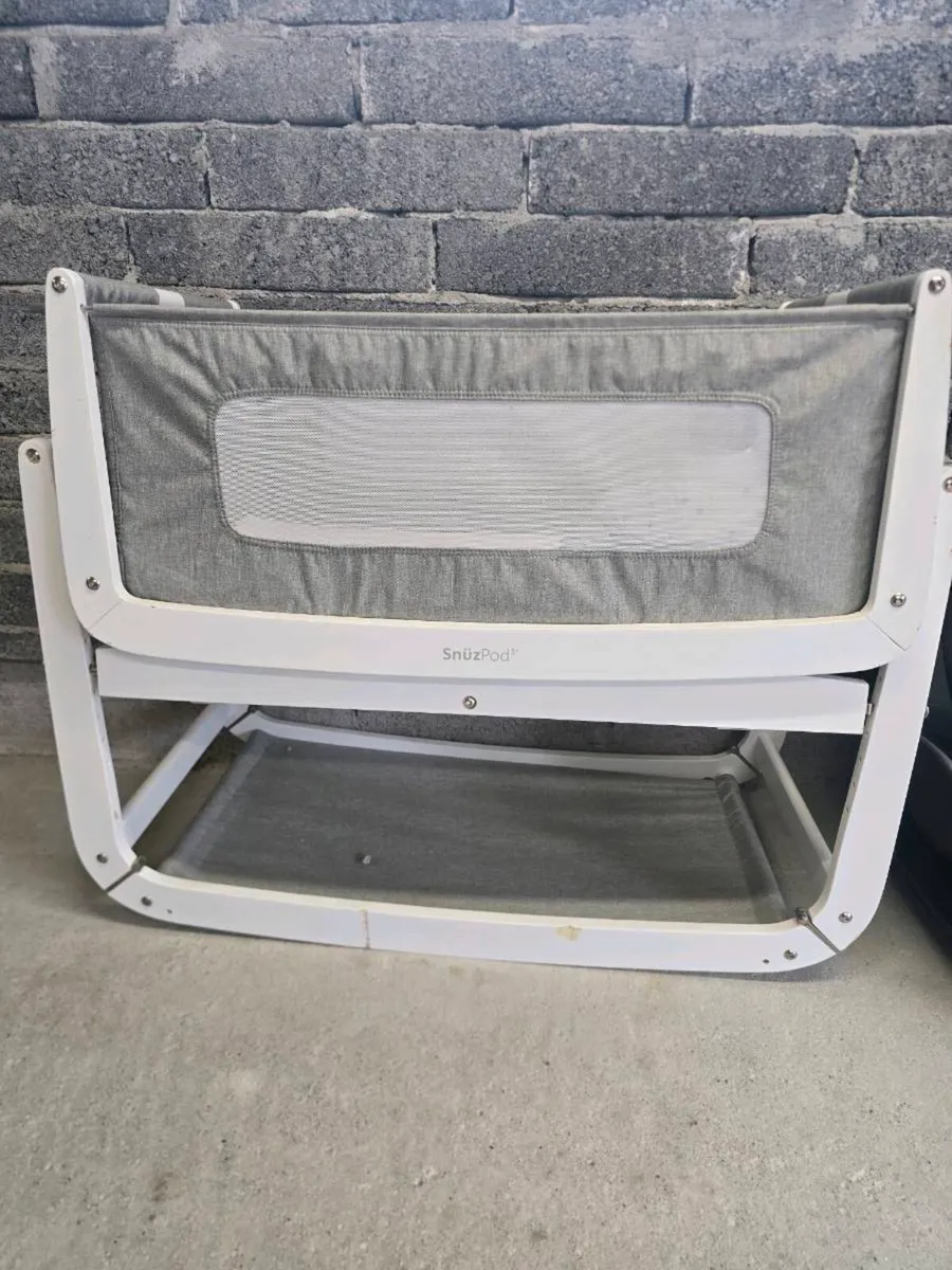 SnüzPod 3 Bedside Crib in white and  grey