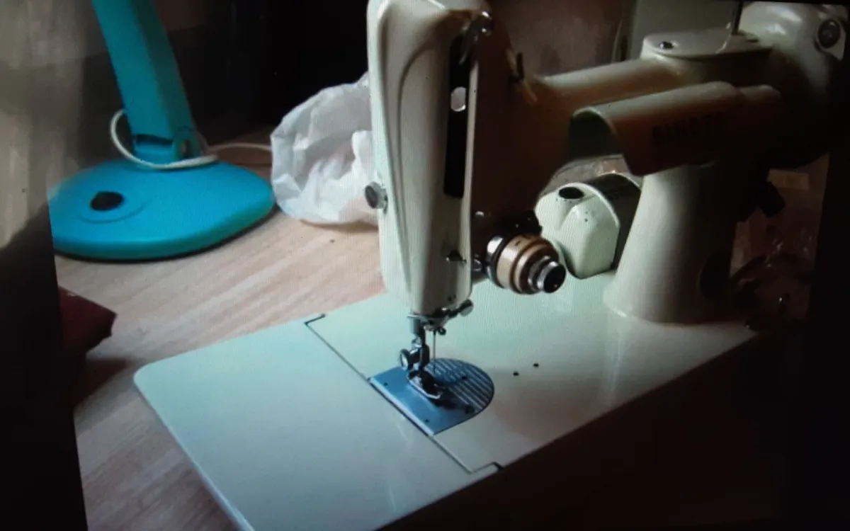 SINGER SEWING MACHINE WHITE 221K - Image 2