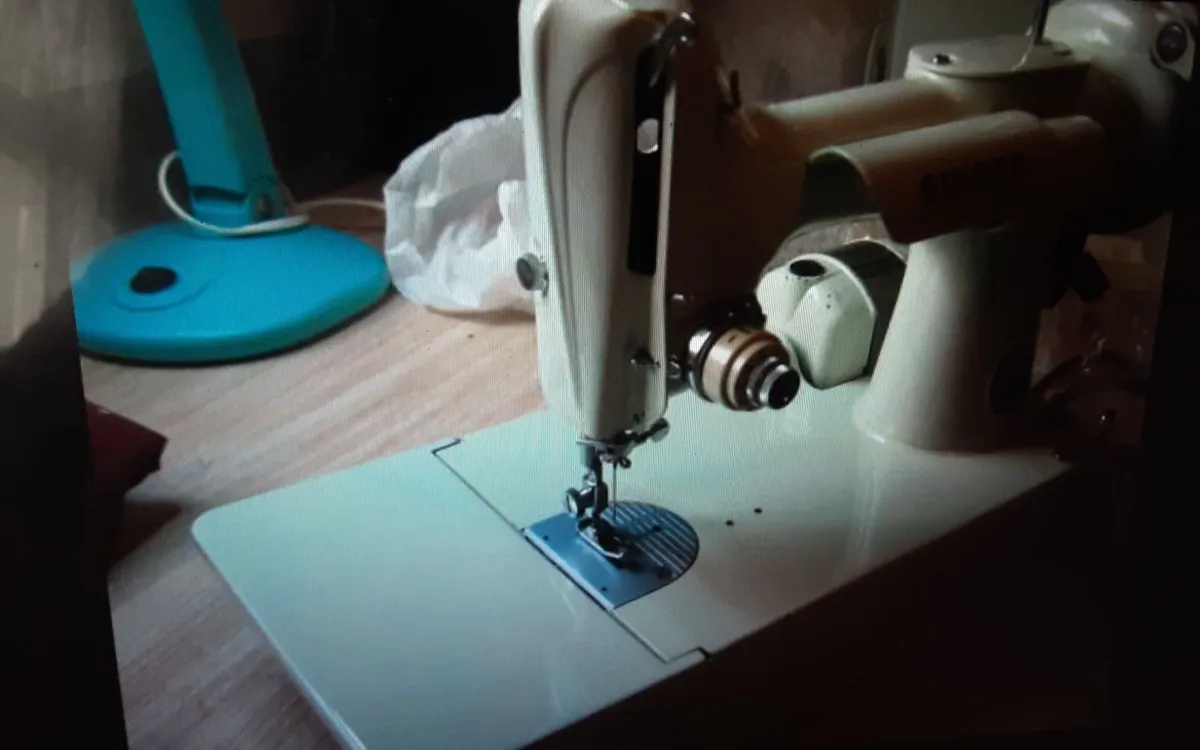 SINGER SEWING MACHINE WHITE 221K - Image 3