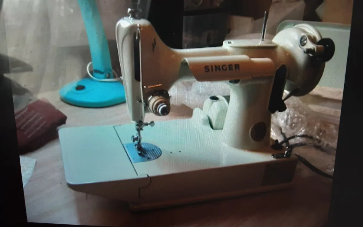 SINGER SEWING MACHINE WHITE 221K - Image 4