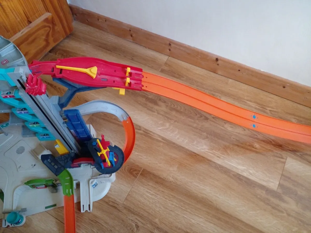 Hot Wheels Ultimate Garage Shark Attack Playset - Image 3