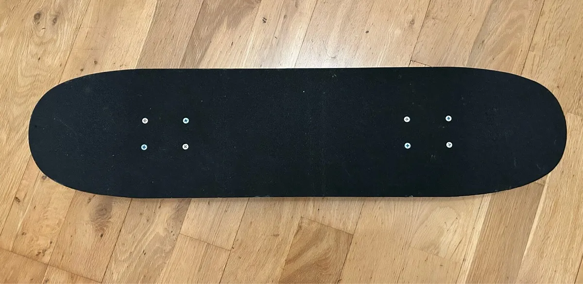 Skateboarding desk - Image 1