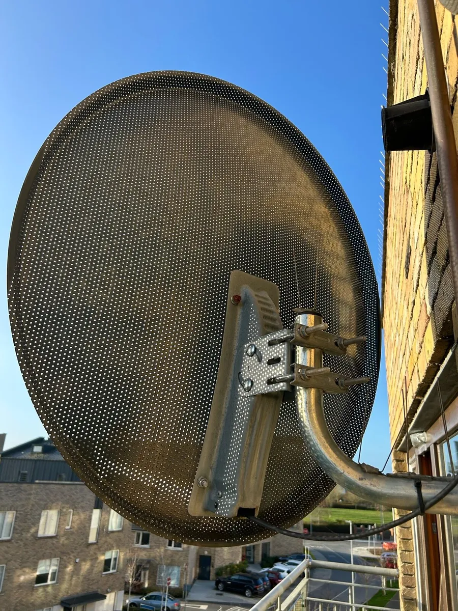 Satellite dish with receiver (LNB) - Image 1