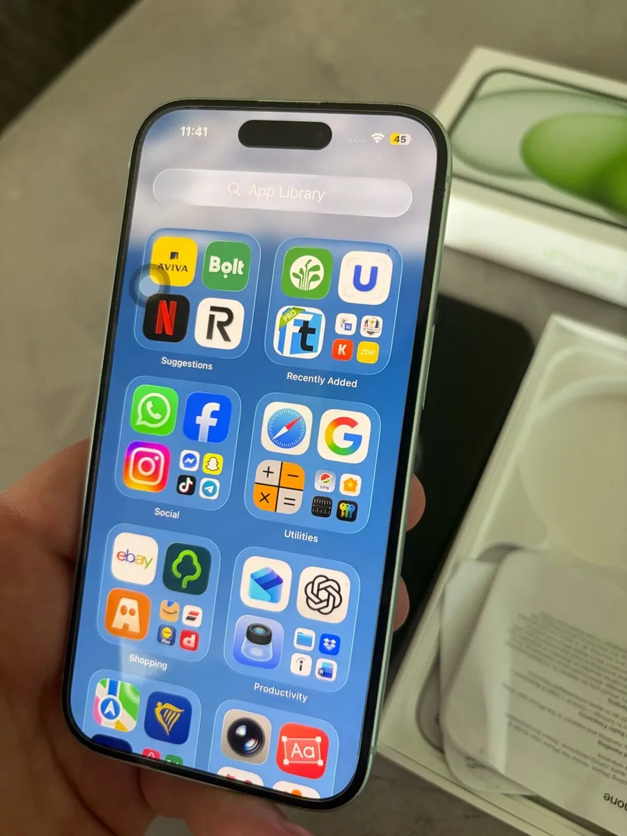 iPhone 15 - Image 4