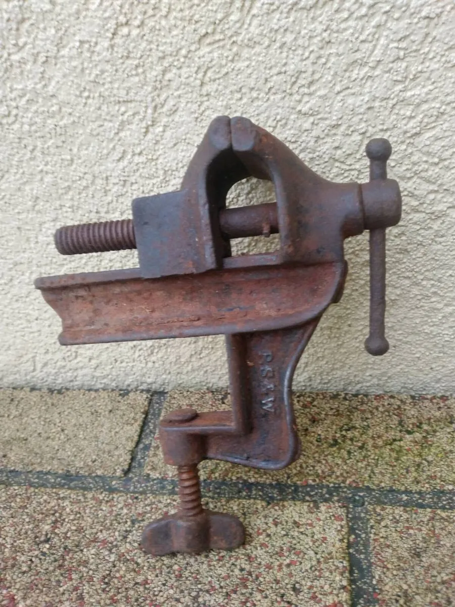 Antique P.S & W bench vice (damaged) - Image 1