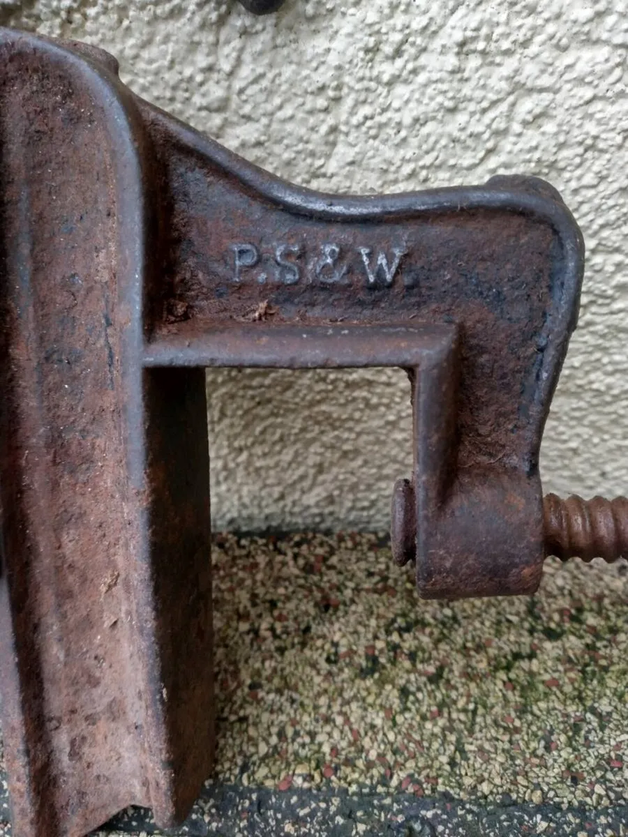 Antique P.S & W bench vice (damaged) - Image 2