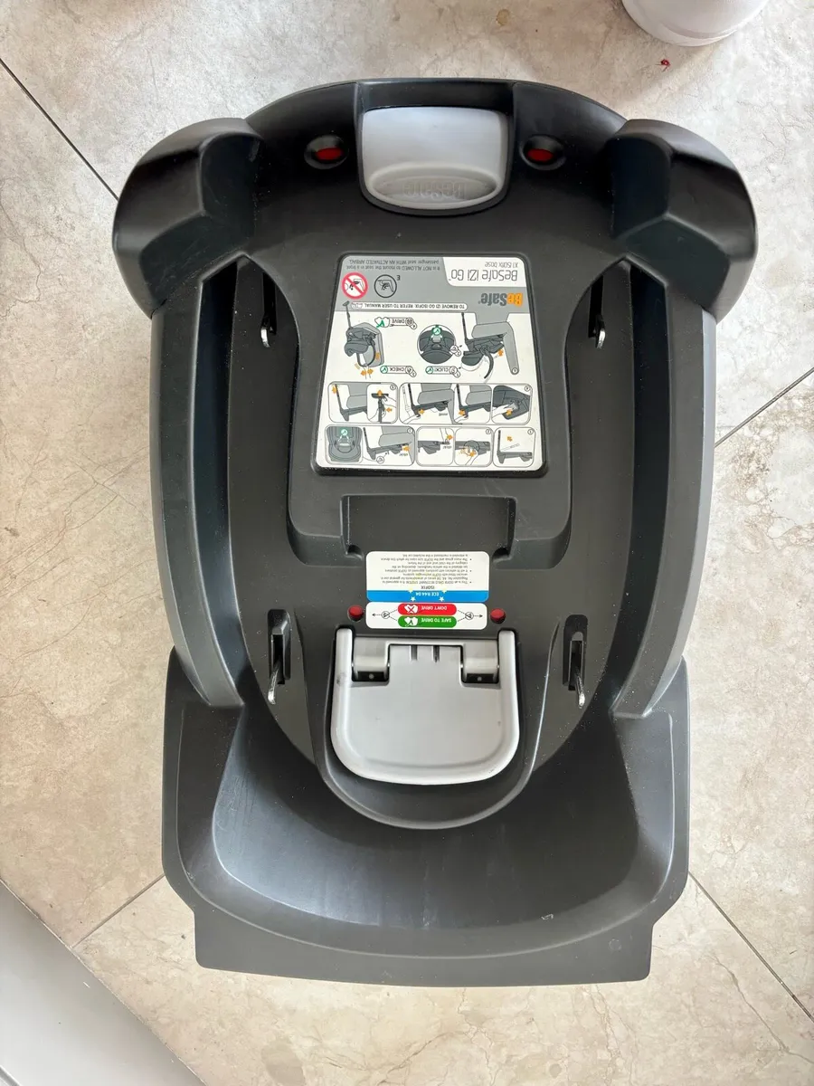 ** 👶🏼 Baby Car seat 💺 iso fix , VGC ** - Image 3
