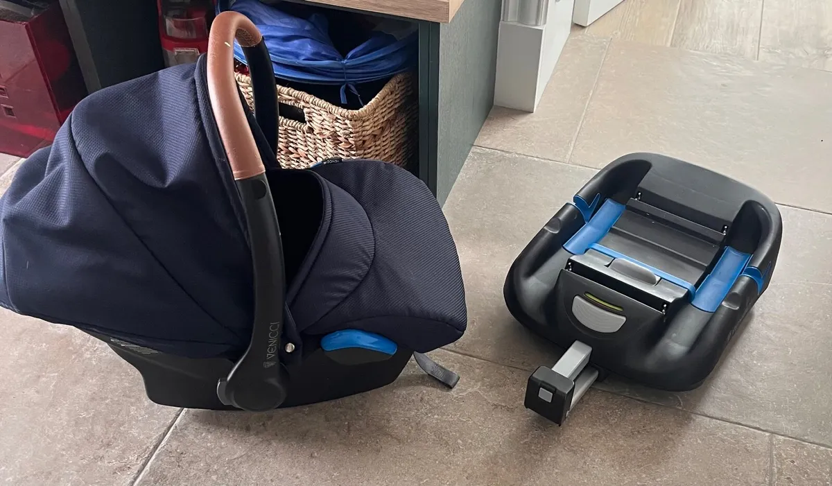 Isofix base and baby Car seat - Image 1