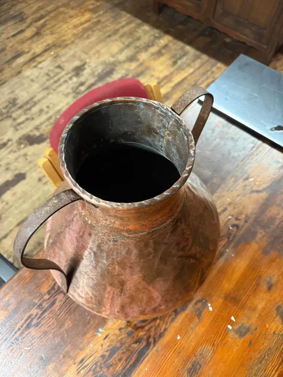 Large Hammered Antique Copper Urn. - Image 3