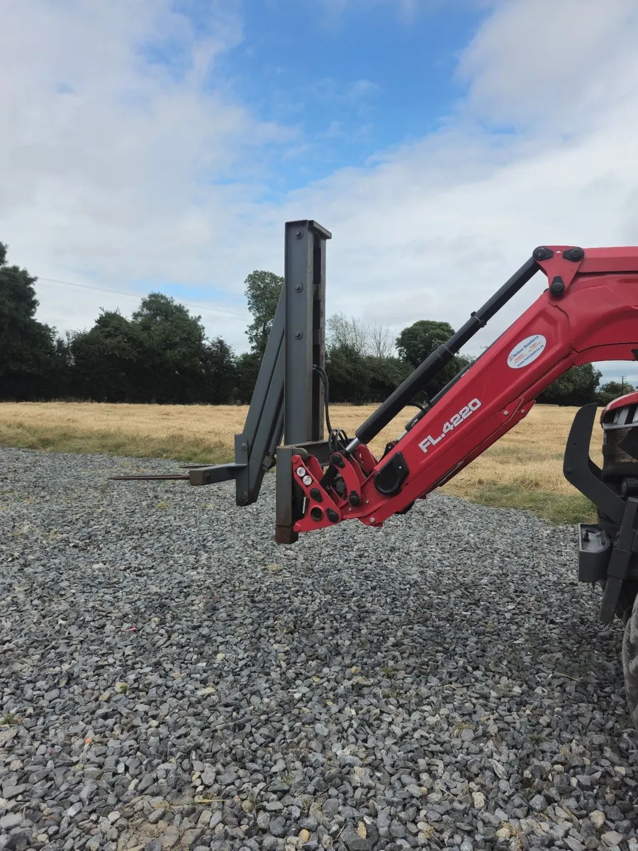 Bale giraffe handler - Image 2