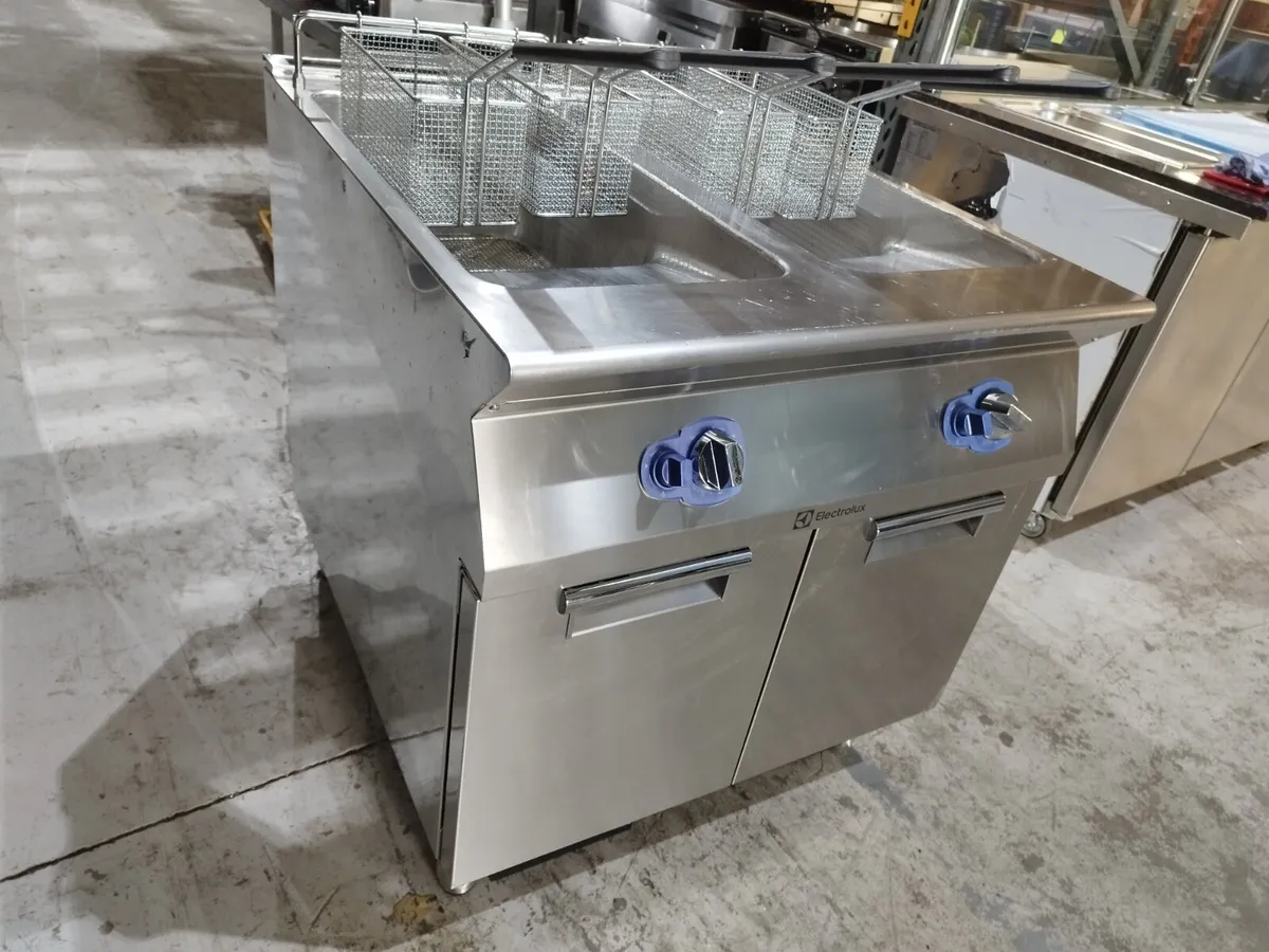 Twin Electrolux gas fryer - Image 2