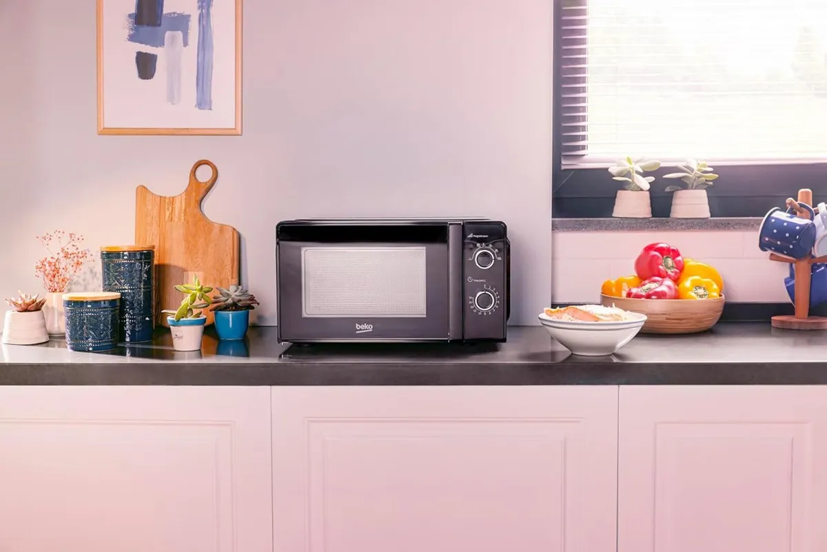 Solo Microwave Compact Design 20L Capacity 700W - Image 4