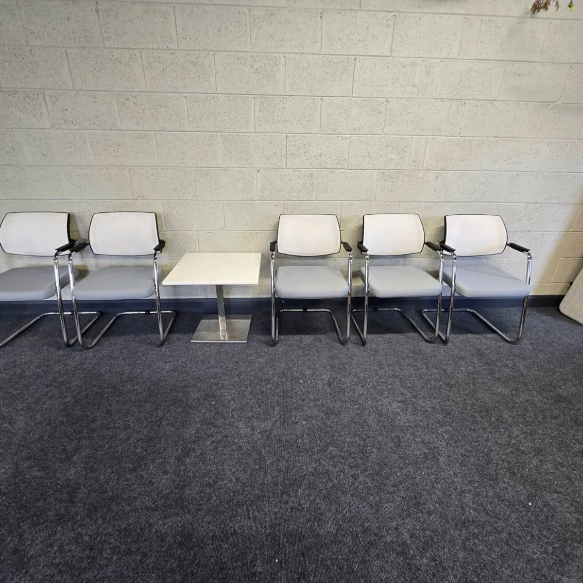 5 reception chairs and coffee table - Image 1