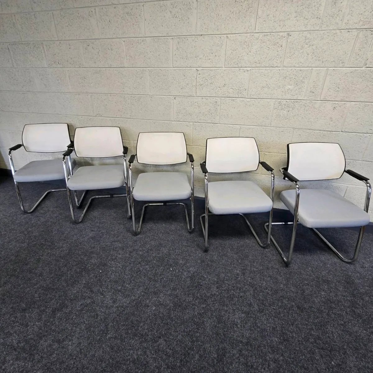 5 reception chairs and coffee table - Image 2
