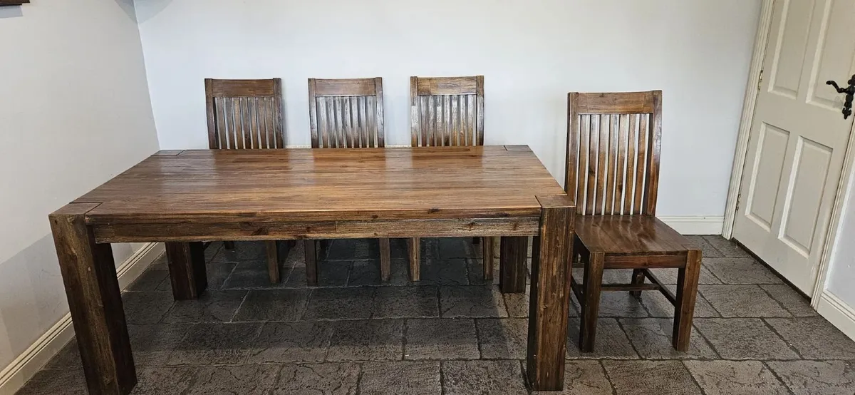 Table and chairs - Image 1
