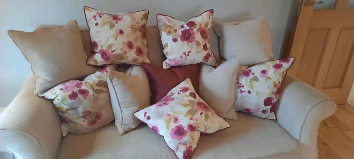 Cushions Picture and lamps - Image 2