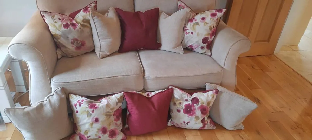 Cushions Picture and lamps - Image 3
