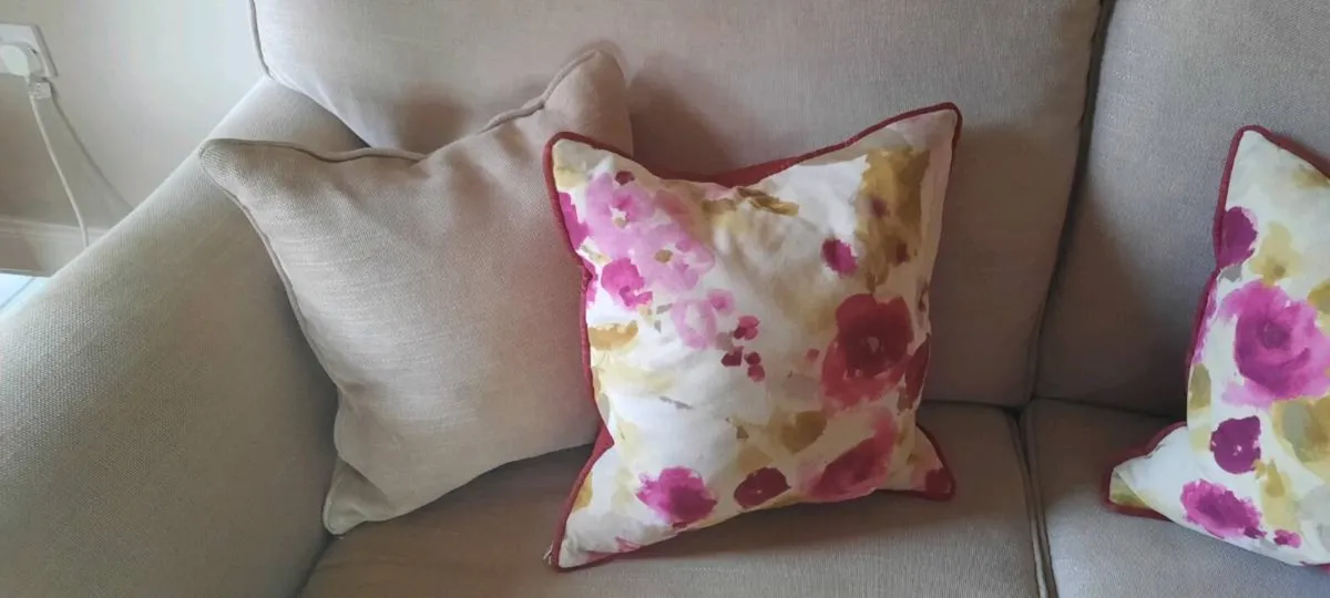 Cushions Picture and lamps - Image 4