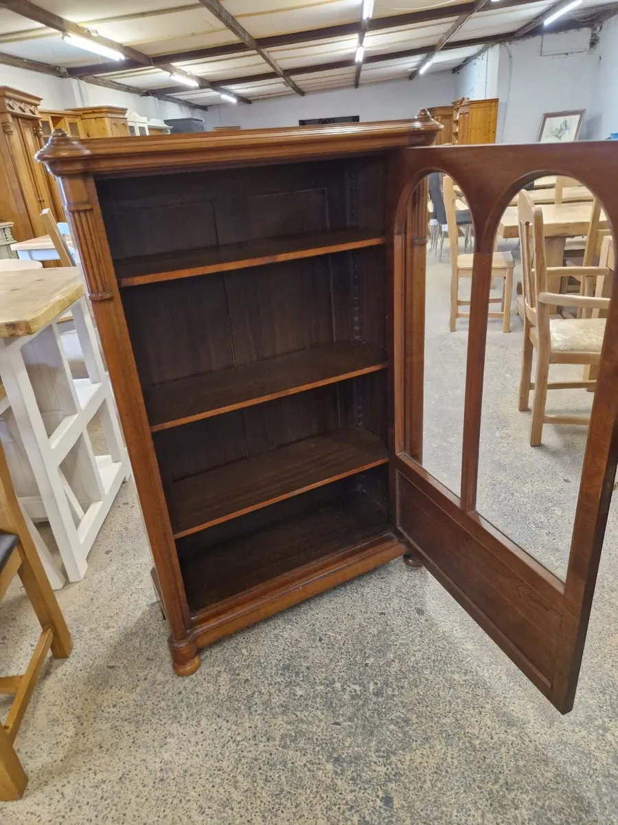 Early 1900s walnut display cabinet - Image 4