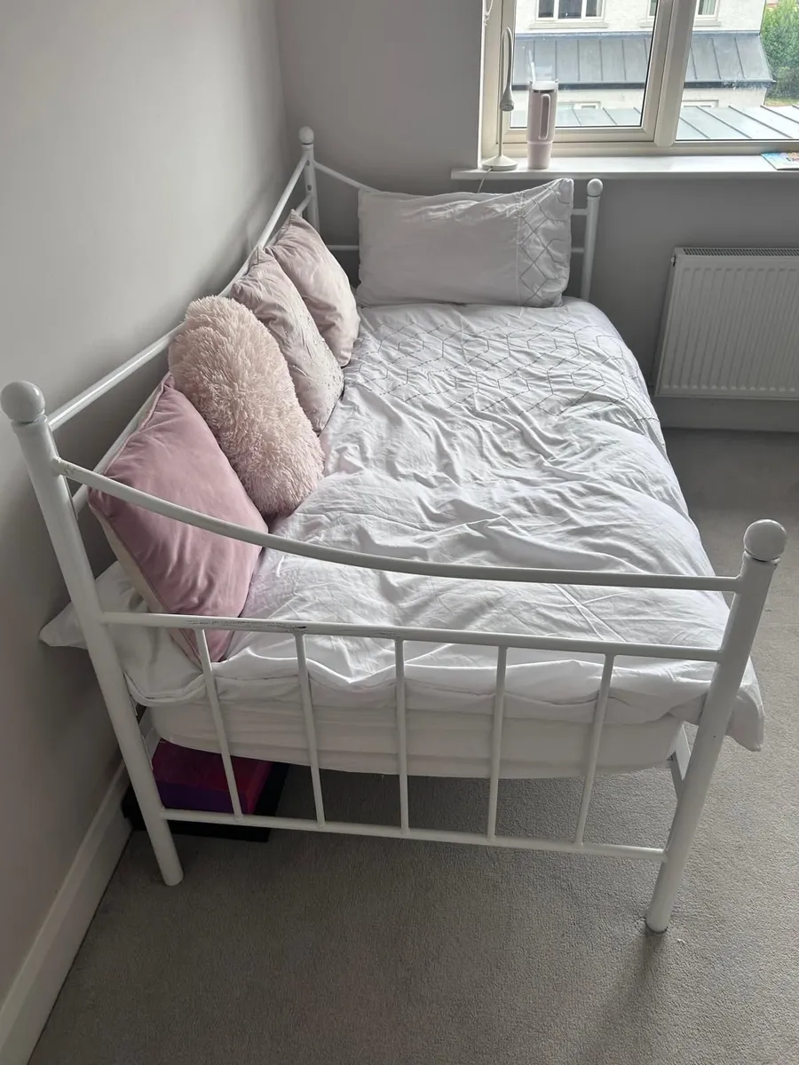 Beautiful Single Day Bed Design - Image 1