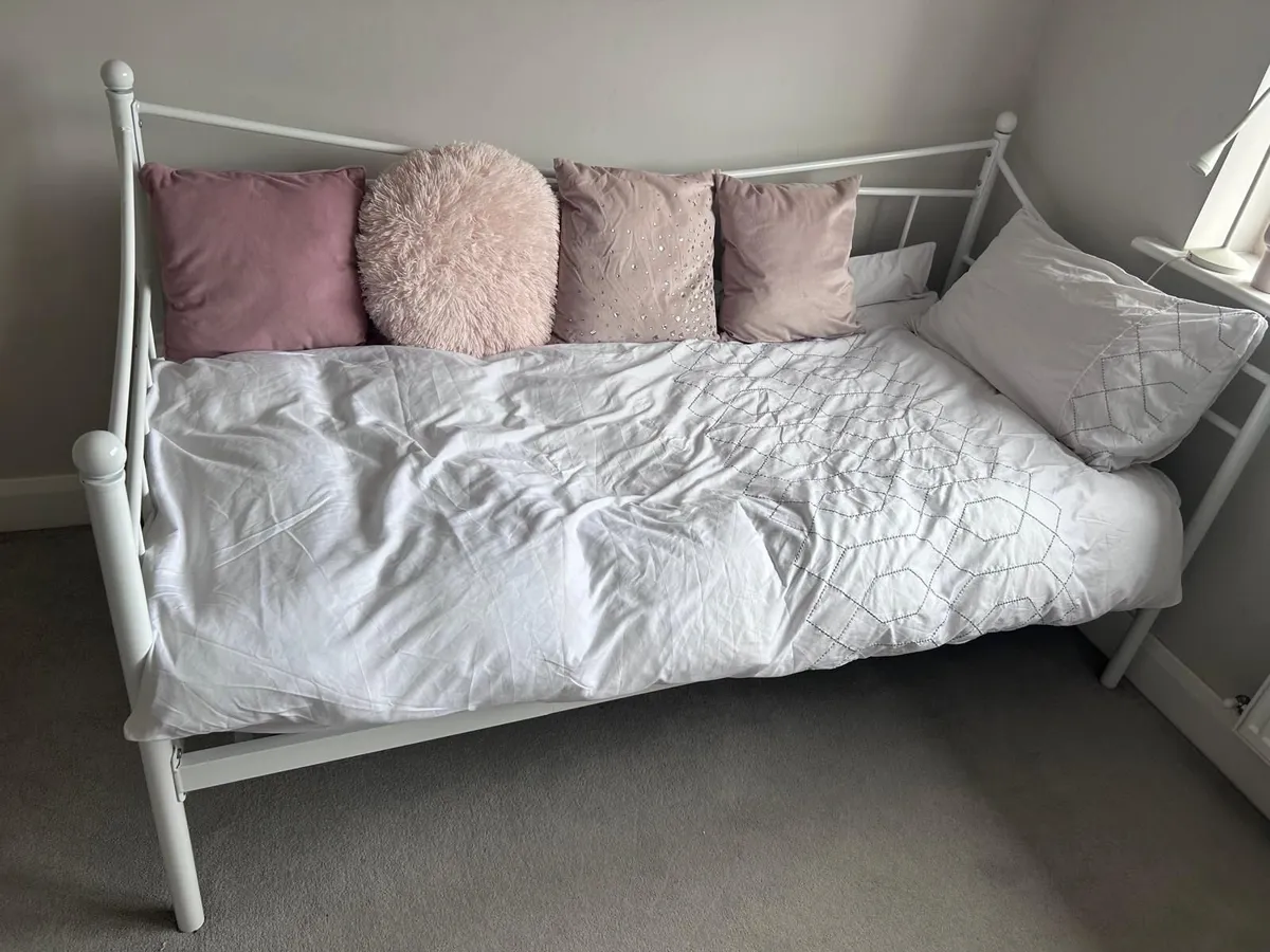 Beautiful Single Day Bed Design - Image 2