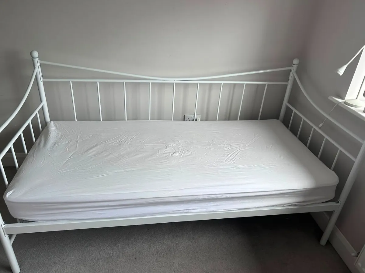 Beautiful Single Day Bed Design - Image 3