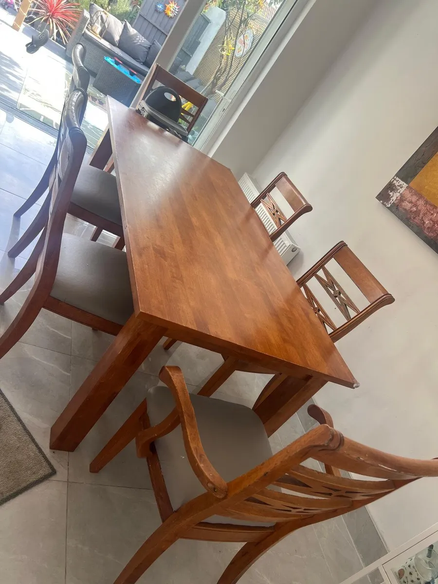 Large solid table and six chairs - Image 3